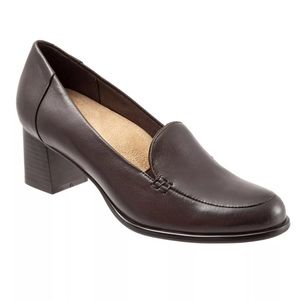 NWT Trotters Leather Quincy Slip On Heel Pumps